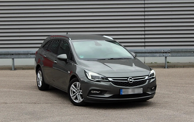 Opel Astra cena 34900 przebieg: 145000, rok produkcji 2018 z Chełmża małe 497
